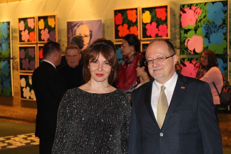 Riaditeľka MMUAW Ľudmila Štecová s veľvyslancom SR v Rumunsku Jánom Gáborom. (1)